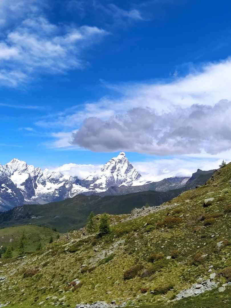 Il Cervino accompagna la salita