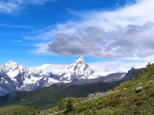 Il Cervino accompagna la salita